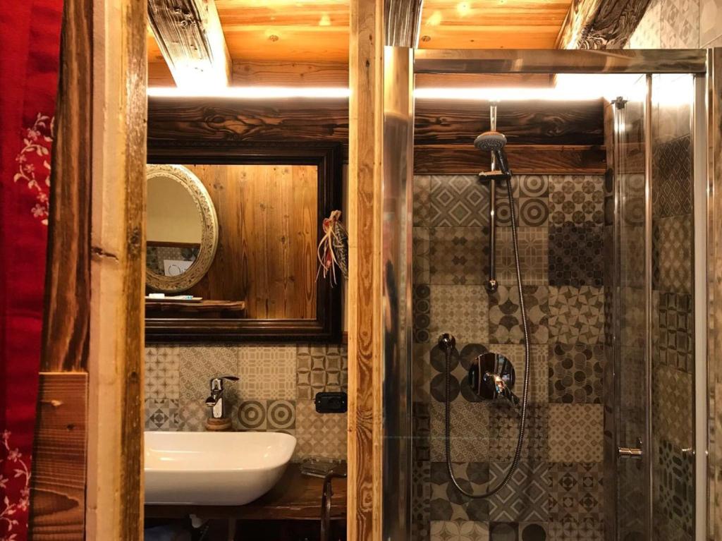 a bathroom with a sink and a shower with a shower at B&B Lo Djoua de Toueno in Arvier