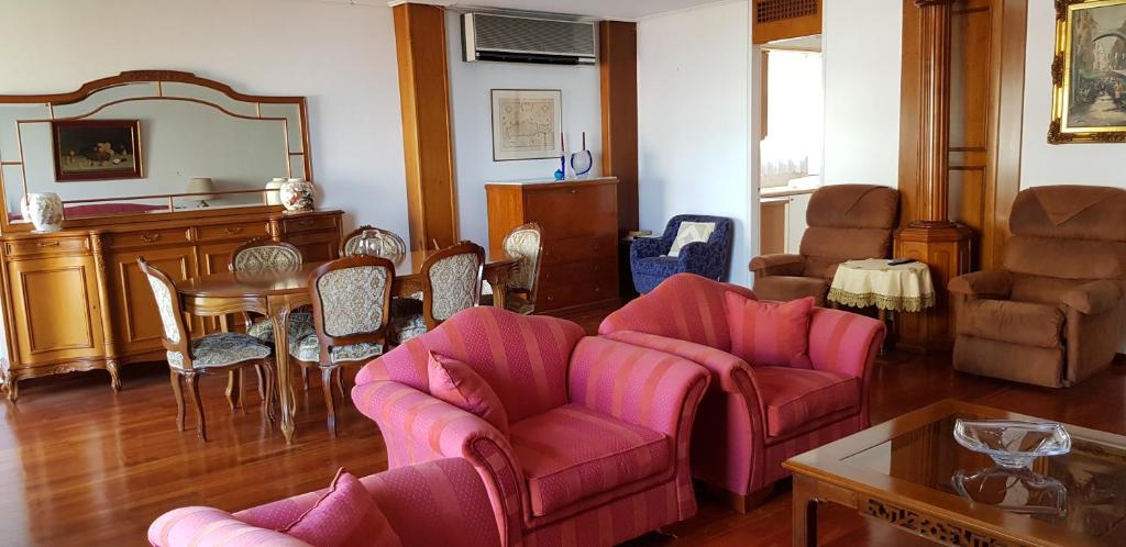Posedenie v ubytovaní Perfect BeachFront Apartment