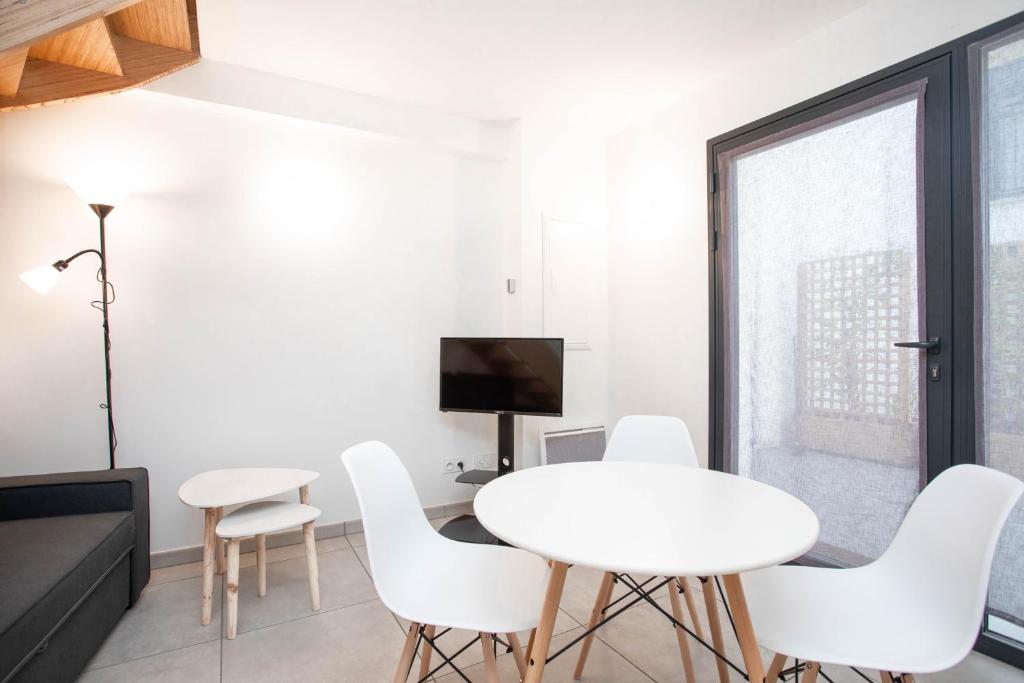トゥールーズにある004 - Appartement Moderne et Terrasse - Jeanne d'Arc, Toulouseのリビングルーム(白いテーブル、白い椅子付)