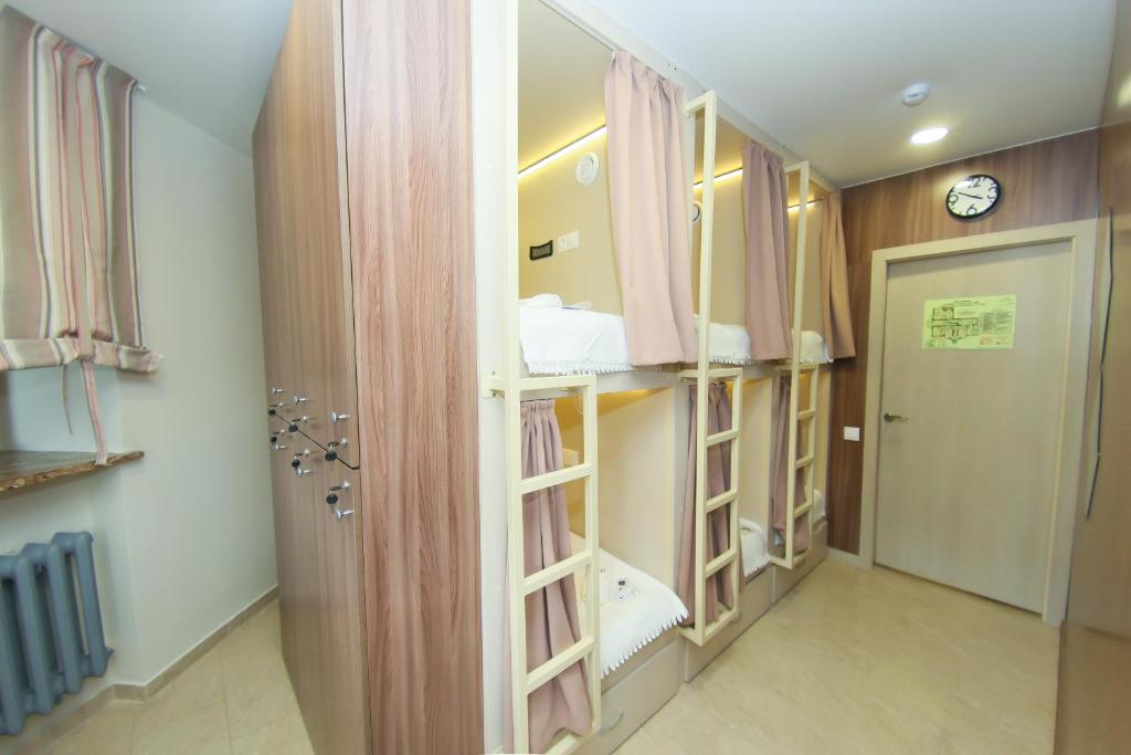 カザンにあるKupe Capsule Hotel & Hostelの小さなお部屋で、二段ベッド、鏡が備わります。