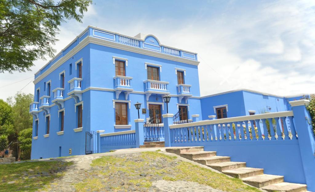 une maison bleue avec des escaliers en face de celle-ci dans l'établissement Las Mercedes, à Arequipa