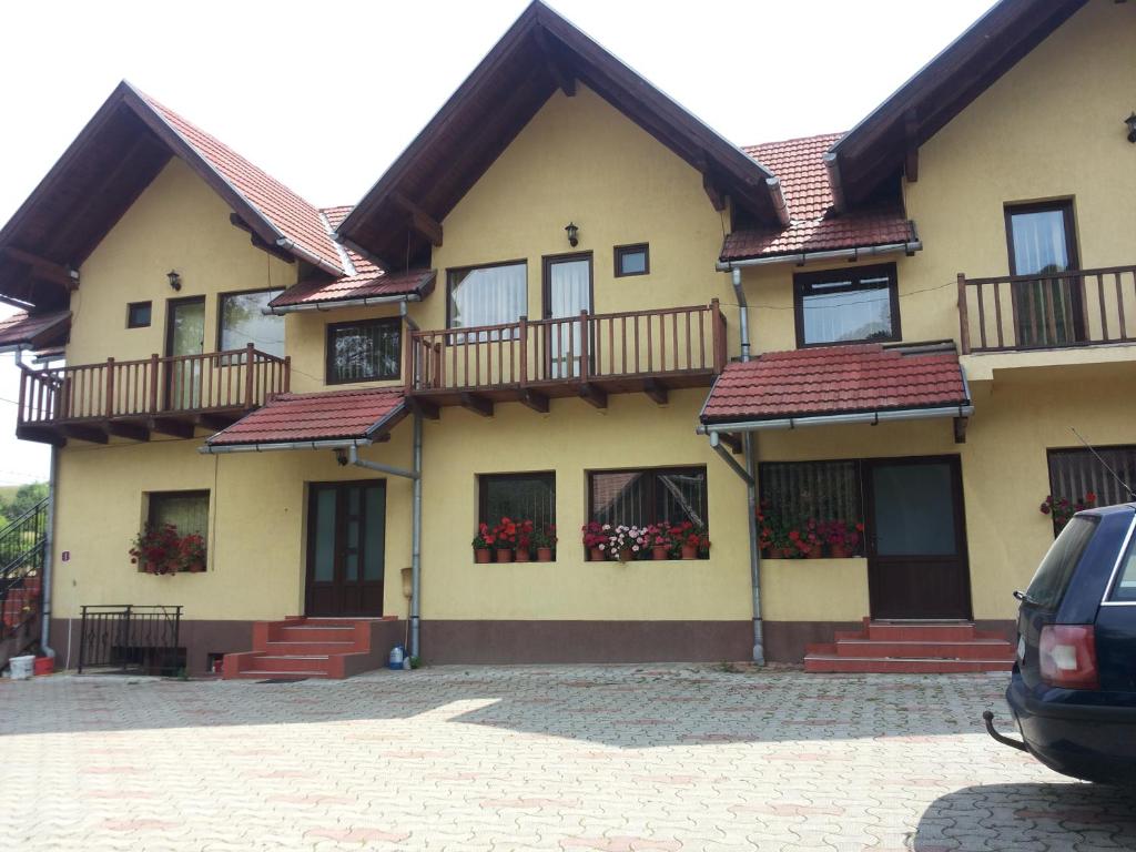 duży żółty dom z balkonami w obiekcie Casa Vera w mieście Bran
