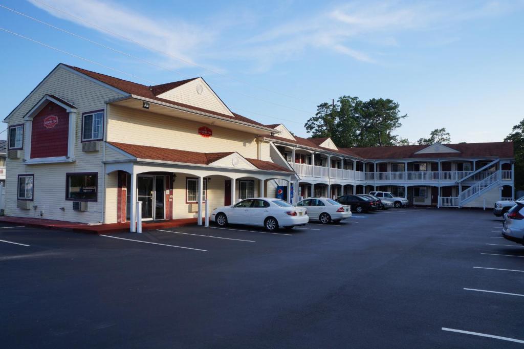 un estacionamiento con autos estacionados frente a un motel en Country View Inn & Suites Atlantic City, en Galloway