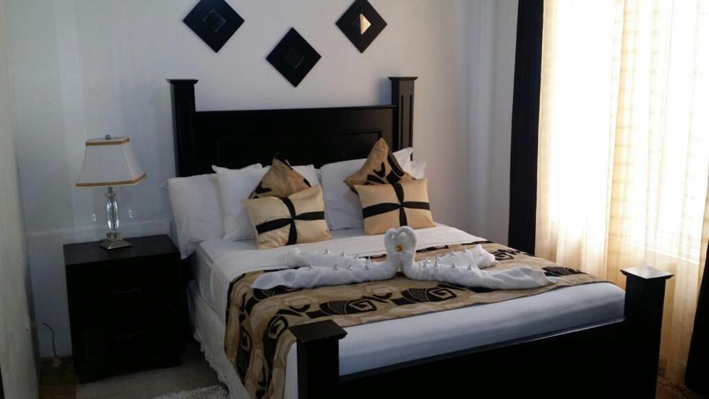 a bedroom with a large bed with pillows at Apartamento Frente Al Mar in San Felipe de Puerto Plata