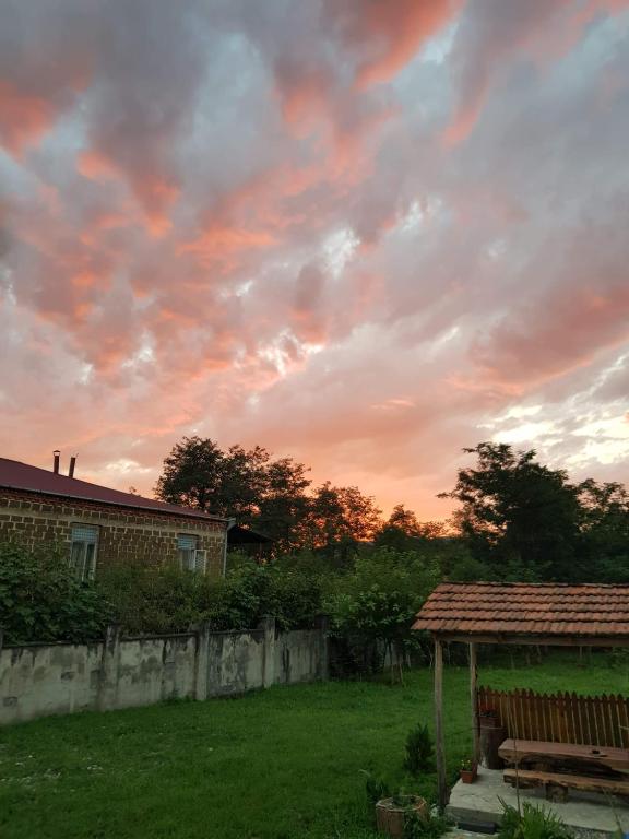 Východ nebo západ slunce při pohledu z penzionu – hostince nebo okolí