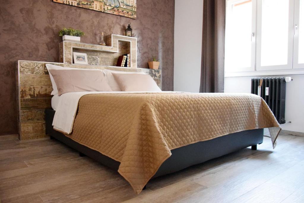 1 dormitorio con 1 cama grande con manta marrón en Damiva en Roma