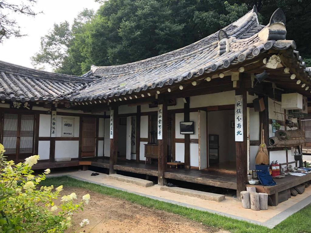 un edificio de estilo asiático con techo en Yangsajae en Jeonju