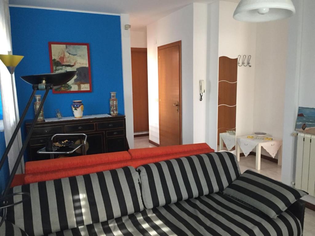 ein Wohnzimmer mit einem Sofa und einer blauen Wand in der Unterkunft Villa Agata in San Pietro Clarenza