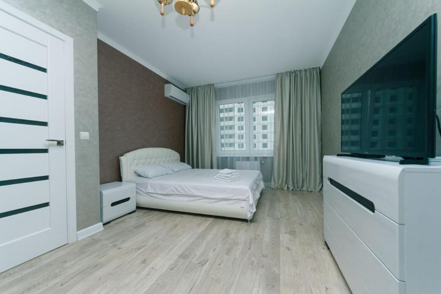 キーウにあるSofii Rusovoi 3vのベッドルーム(ベッド1台、薄型テレビ付)