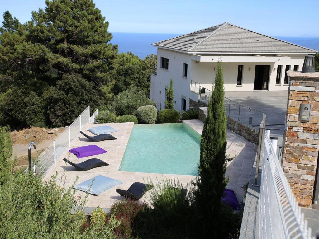 Vue sur la piscine de l'établissement Villa Kikinu ou sur une piscine à proximité