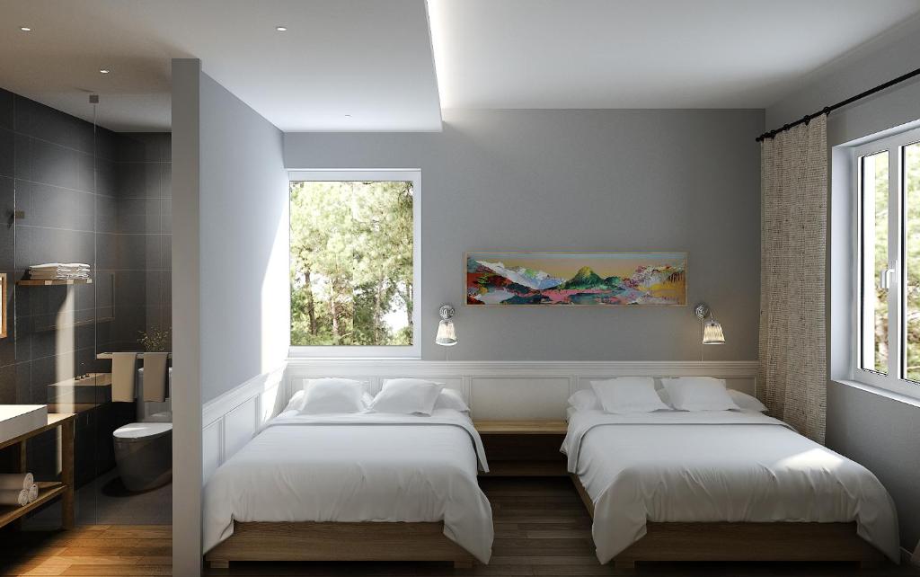2 Betten in einem Zimmer mit Fenster in der Unterkunft July Inn Weihai in Weihai