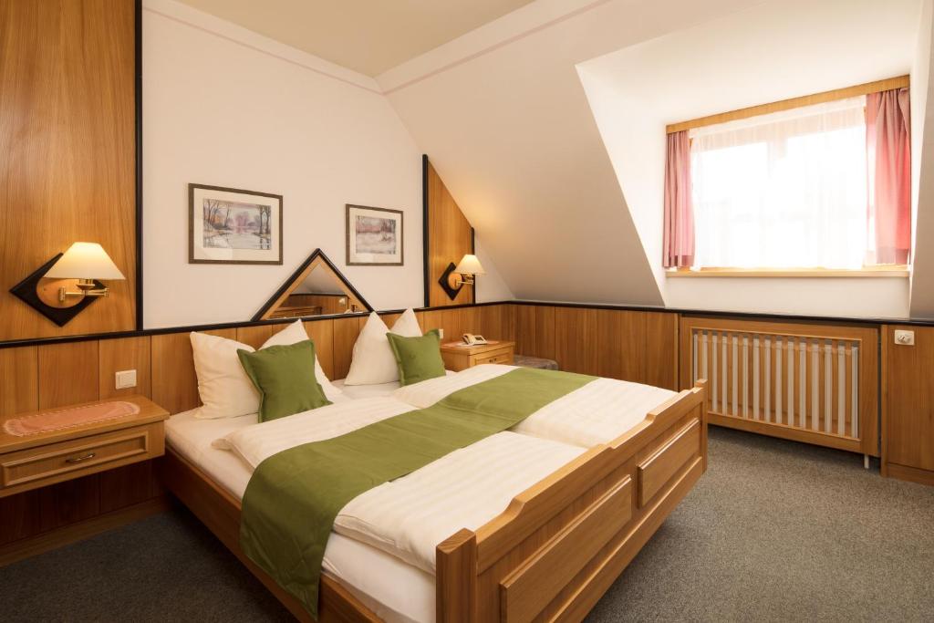 Postel nebo postele na pokoji v ubytování Gasthof Murtalerhof