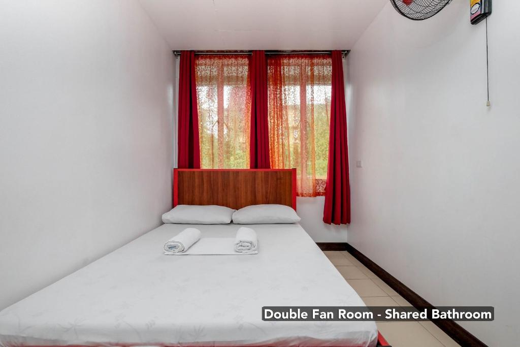 Postel nebo postele na pokoji v ubytování Stay Malate (Wanderers Guest House)