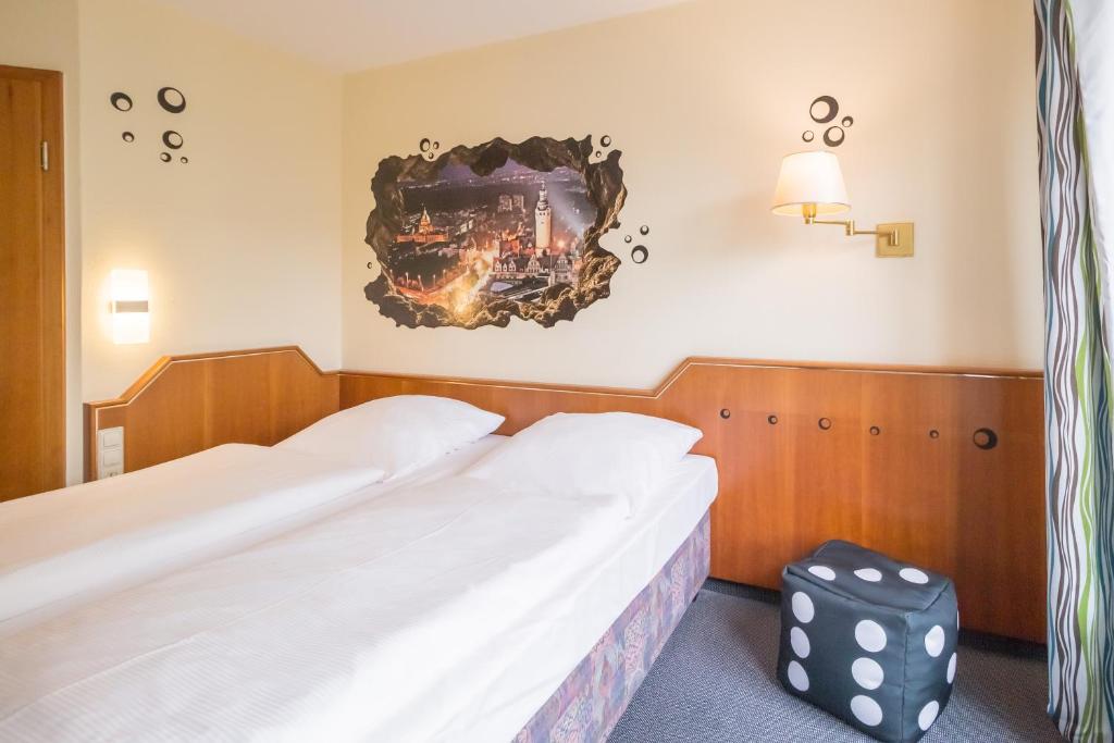 Postel nebo postele na pokoji v ubytování Hotel Markgraf Leipzig