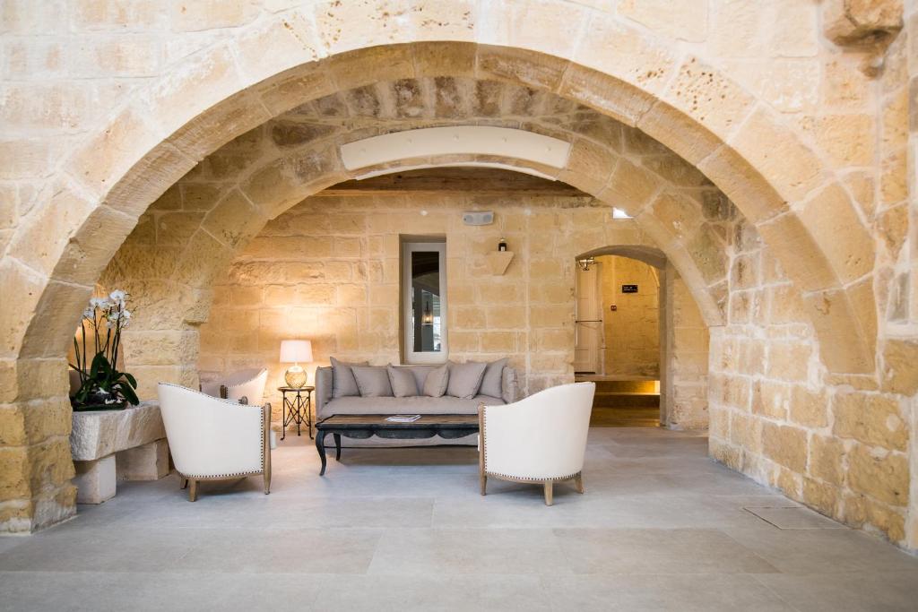 Cesca's Boutique Hotel - 8