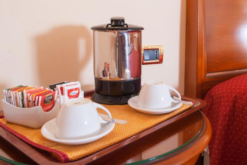 Příslušenství pro přípravu čaje a kávy v ubytování Le Cheminée Business Hotel Napoli