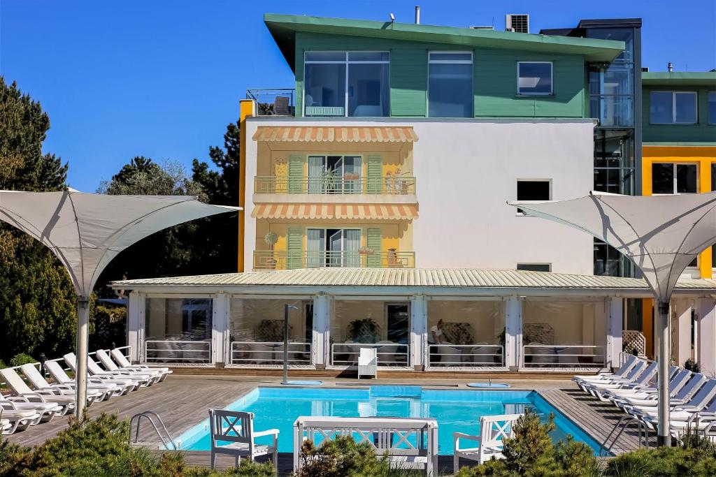 Bazén v ubytování Hotel Bryza Resort & Spa nebo v jeho okolí