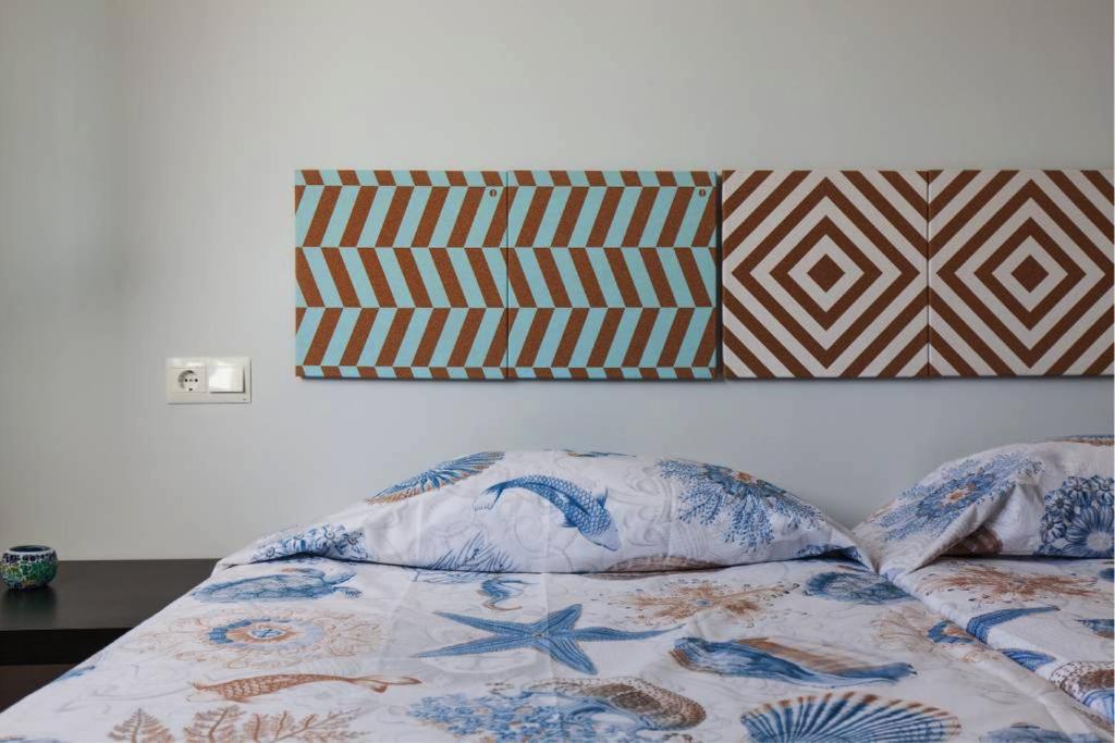łóżko z dwoma poduszkami na górze w obiekcie Dalias Beach Apartment w mieście Dalías