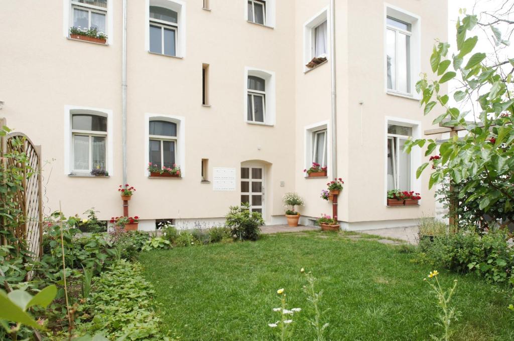 a garden in front of a building at Pension Tokus in Nuremberg