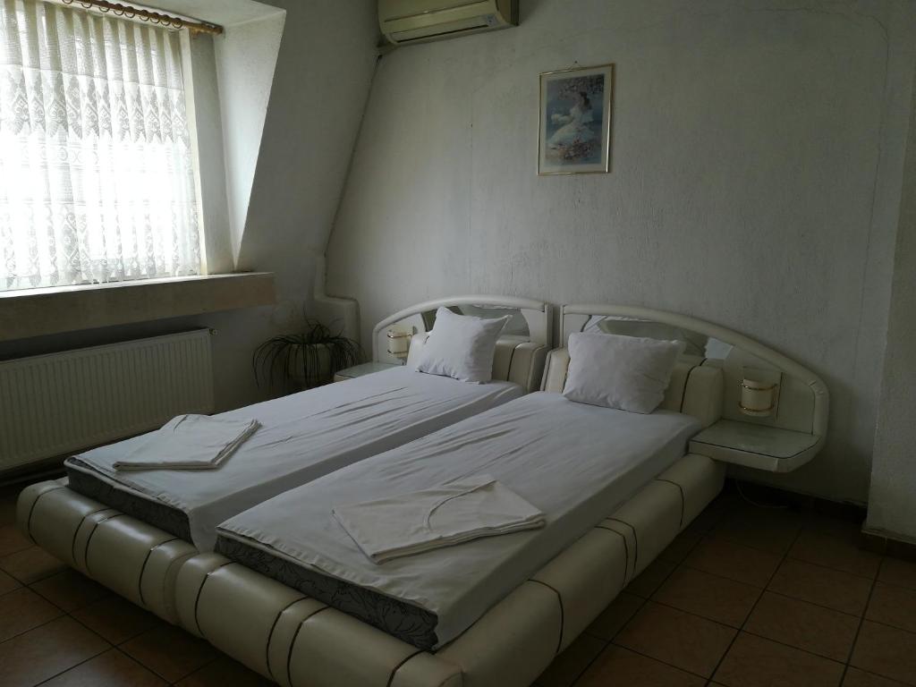 Katil atau katil-katil dalam bilik di Family Hotel George