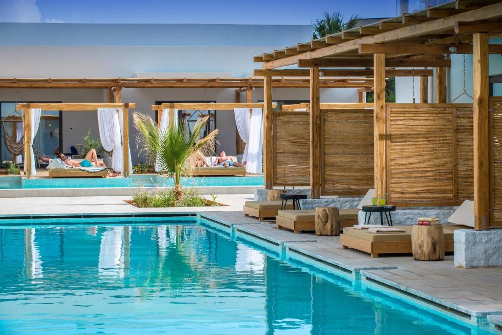 Bazén v ubytování Paralos Lifestyle Beach Adults Only nebo v jeho okolí