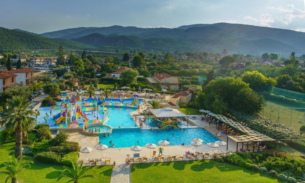 eine Aussicht auf einen Pool in einem Resort in der Unterkunft Cronwell Platamon Resort All-Inclusive in Platamonas