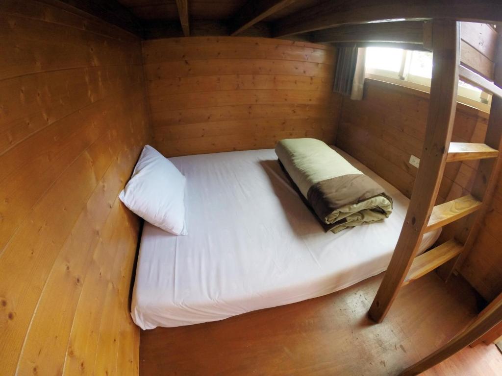 Postel nebo postele na pokoji v ubytování Dingdai Glass Villa
