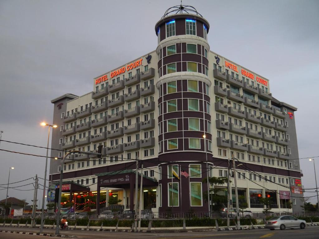 un gran edificio con una torre de reloj encima en Grand Court Hotel, en Teluk Intan