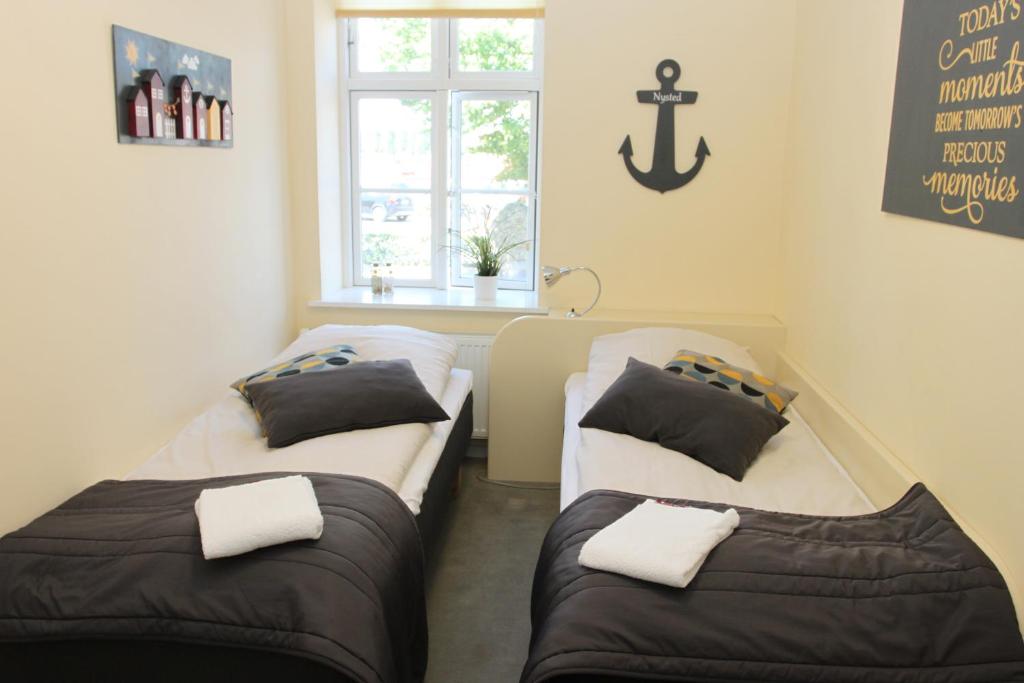 Postel nebo postele na pokoji v ubytování Hotel Nysted Havn