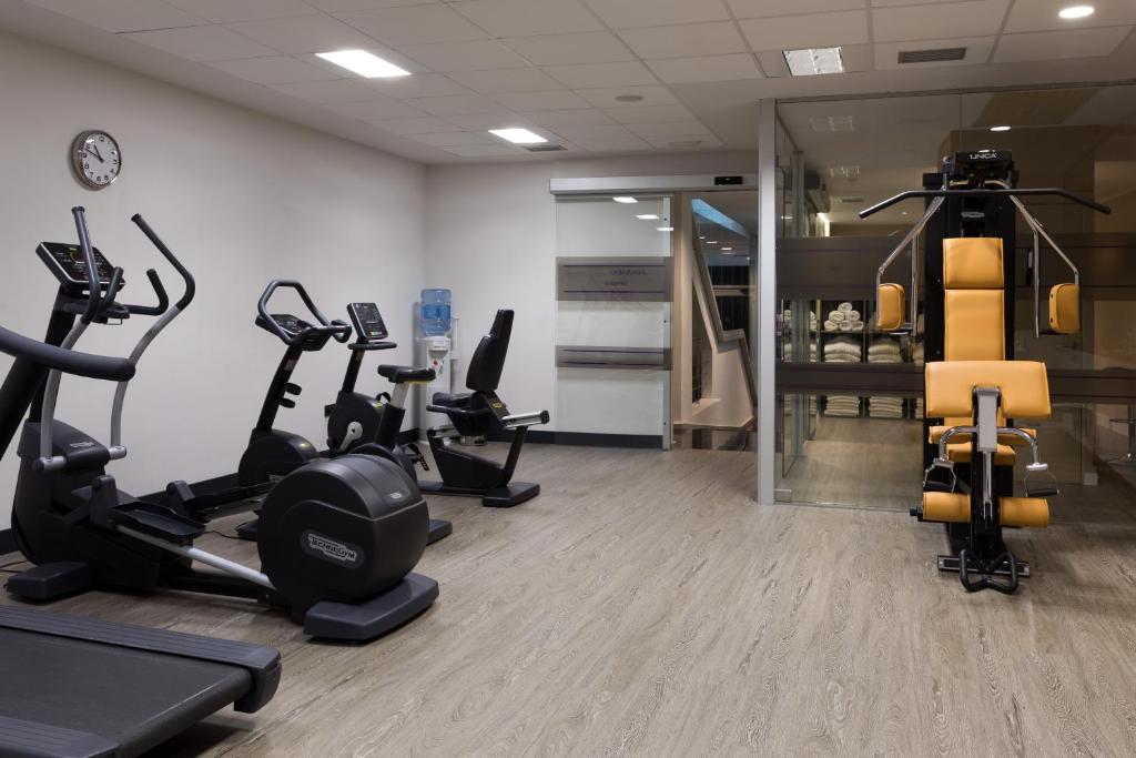 Fitness centrum a/nebo fitness zařízení v ubytování Hotel Mercure Jardines de Albia
