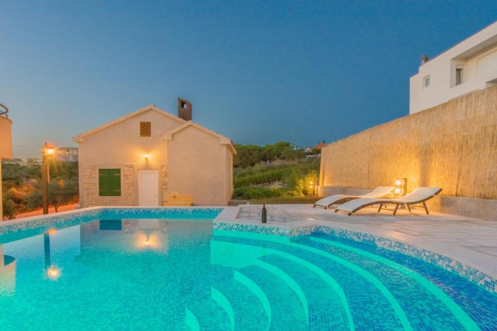Bazén v ubytovaní Holiday Home Matela alebo v jeho blízkosti