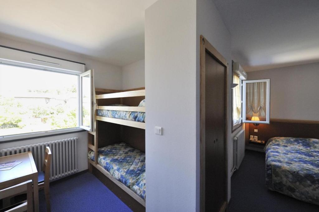 Postel nebo postele na pokoji v ubytování Logis Hotel Restaurant Le Cygne