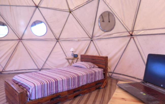 Postel nebo postele na pokoji v ubytování Nativa Whale Domes
