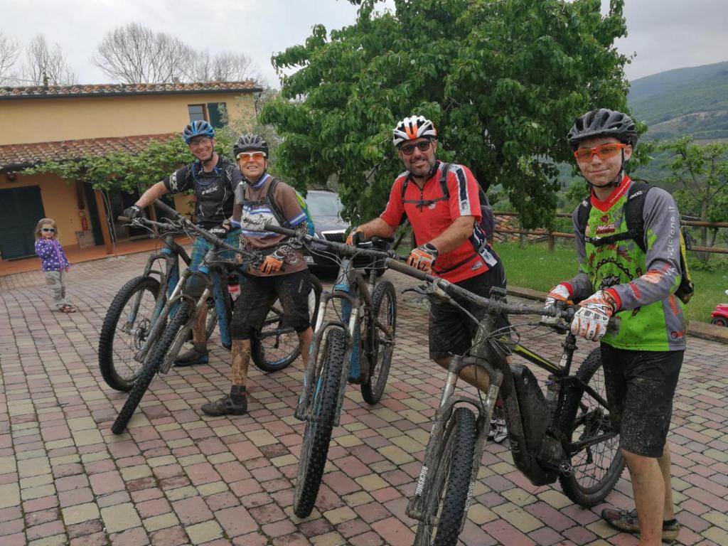 a group of men on bikes parked in a driveway at Agriturismo Bike Hotel Podere Giarlinga in Massa Marittima