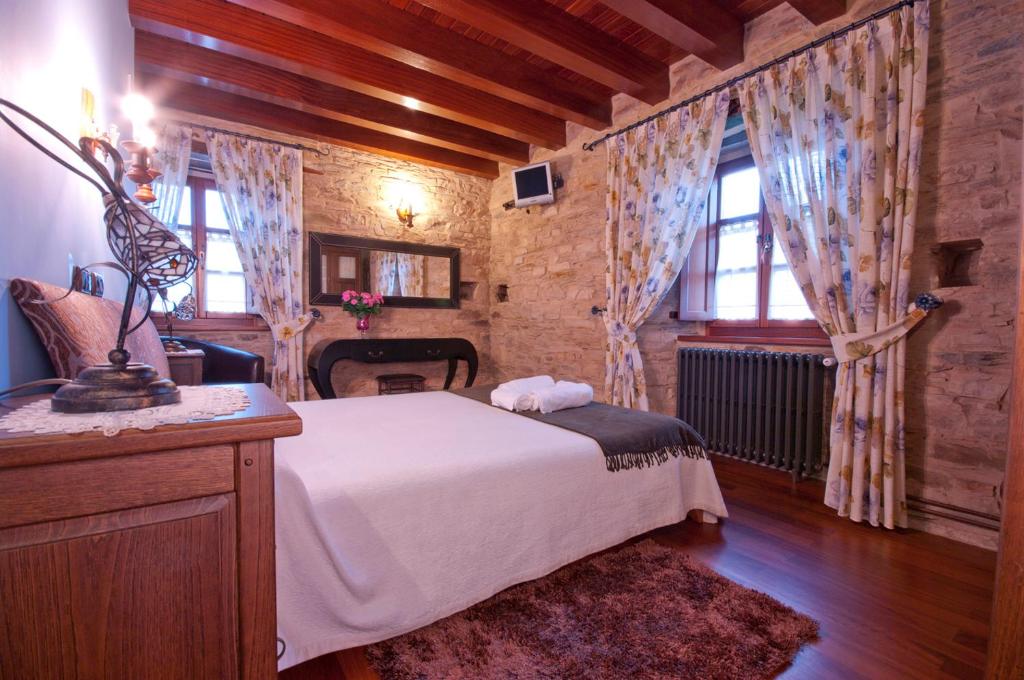 A bed or beds in a room at Alén do Mis - Hotel Rural
