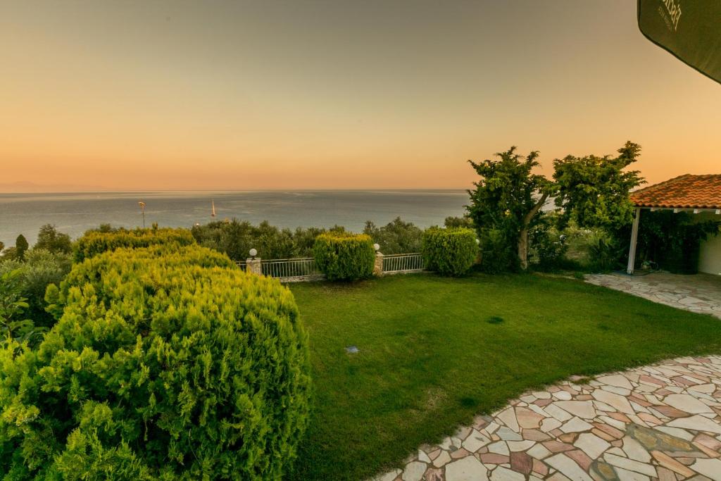 - un jardin avec vue sur l'océan dans l'établissement Koroni Zaga Beach- Seascape Luxury Villa Costiana, à Koroni