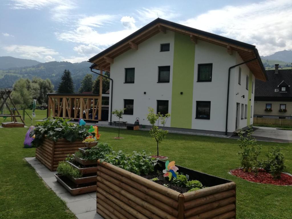 una casa con algunas plantas en un patio en Zur Wagnerei en Aich