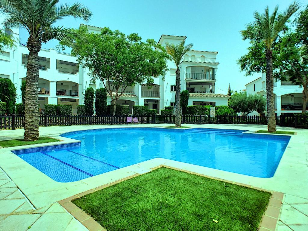 una gran piscina azul frente a un edificio en La Torre Apartment - LM 4309, en Roldán