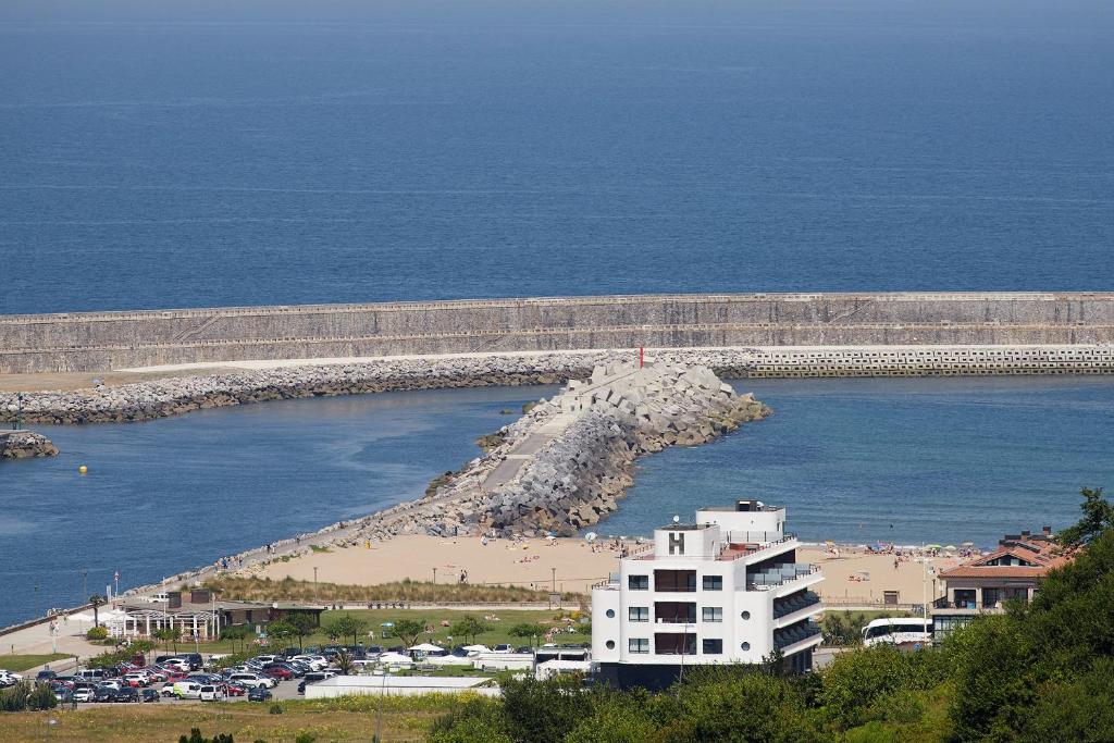 a view of a beach with a long pier at Hotel & Thalasso Villa Antilla - Habitaciones con Terraza - Thalasso incluida in Orio