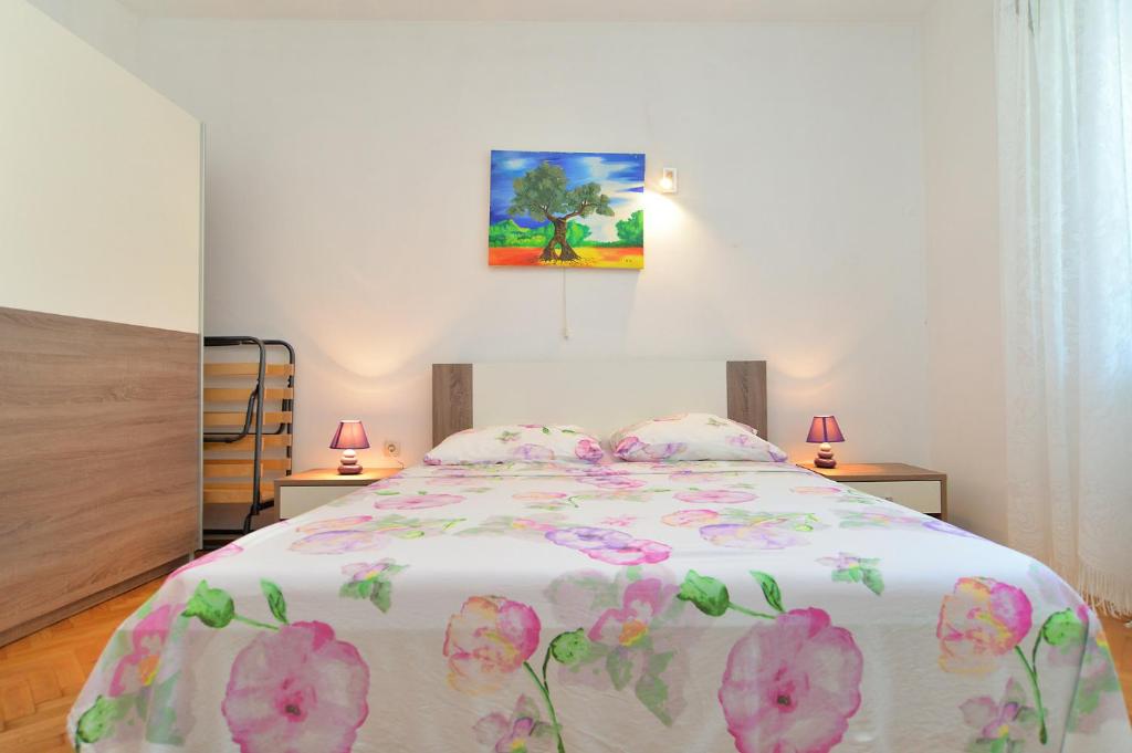 Łóżko lub łóżka w pokoju w obiekcie Apartments Gracijano 1724