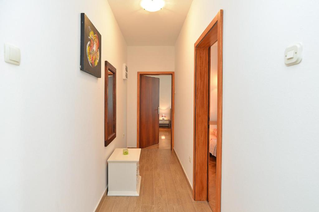 Telewizja i/lub zestaw kina domowego w obiekcie Apartments Gracijano 1724