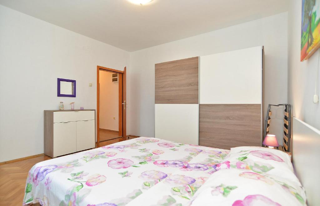 Łóżko lub łóżka w pokoju w obiekcie Apartments Gracijano 1724