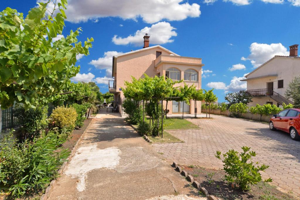 willa z podjazdem przed domem w obiekcie Apartments Gracijano 1724 w mieście Ližnjan