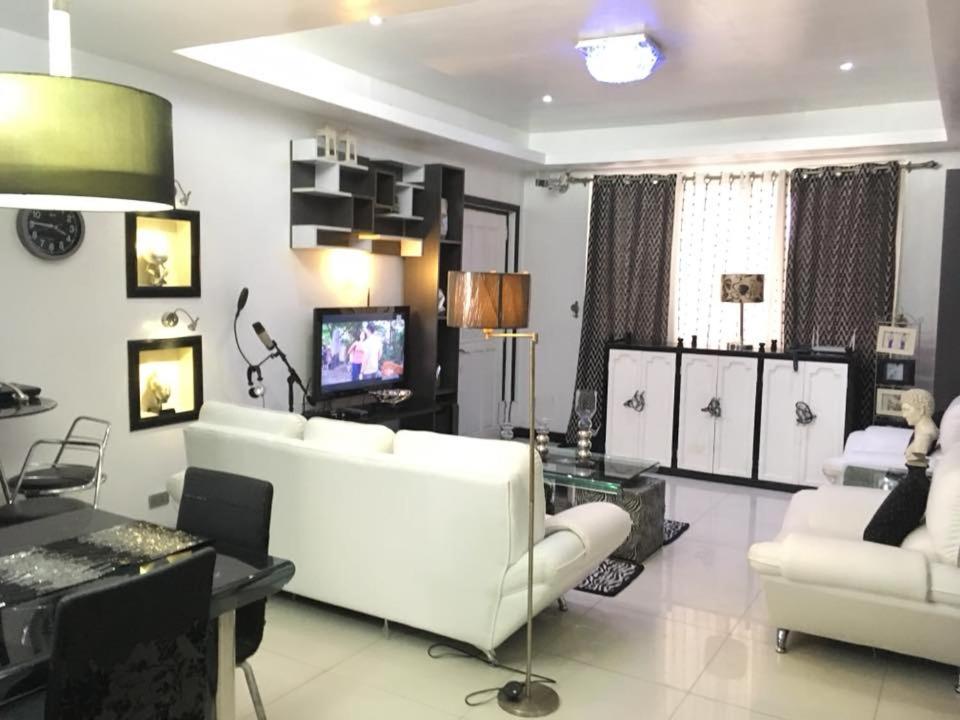 TV a/nebo společenská místnost v ubytování Spacious Low Rise Condo