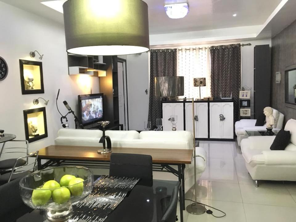 TV a/nebo společenská místnost v ubytování Spacious Low Rise Condo