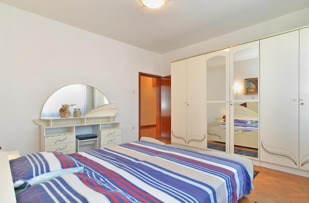 Łóżko lub łóżka w pokoju w obiekcie Apartments Gracijano 1724