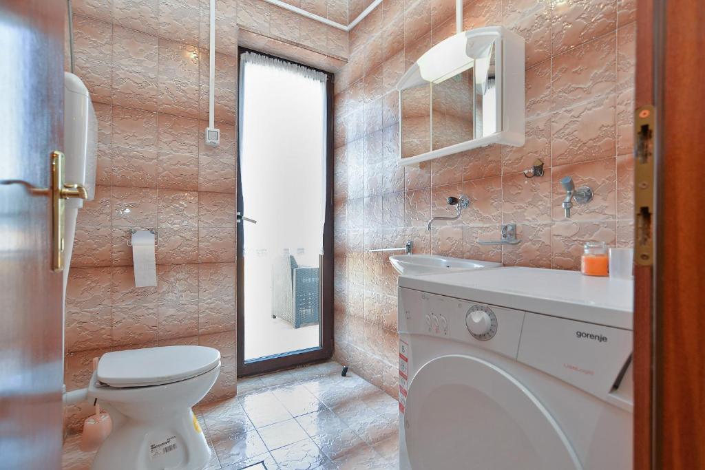 łazienka z toaletą i umywalką w obiekcie Apartments Gracijano 1724 w mieście Ližnjan