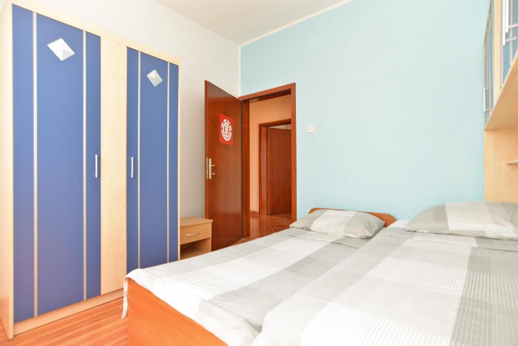Łóżko lub łóżka w pokoju w obiekcie Apartments Gracijano 1724