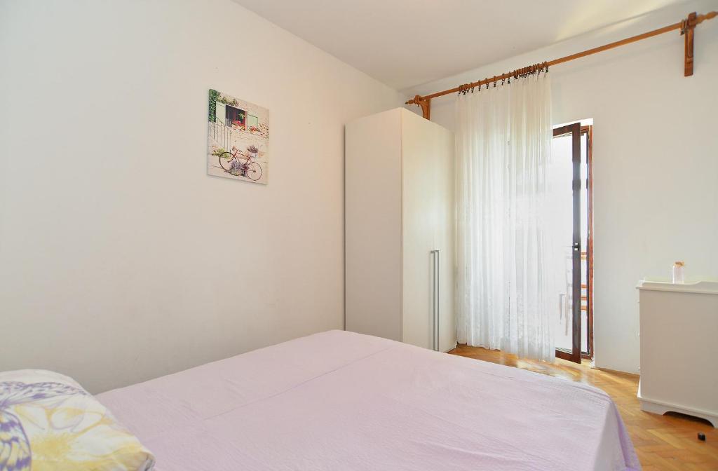 Łóżko lub łóżka w pokoju w obiekcie Apartments Gracijano 1724