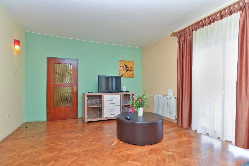 Telewizja i/lub zestaw kina domowego w obiekcie Apartments Gracijano 1724